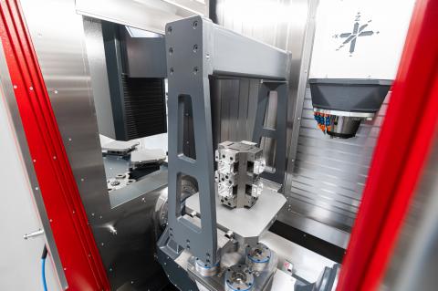 Beladevorgang in CNC Automationsanlage MARATHON P406