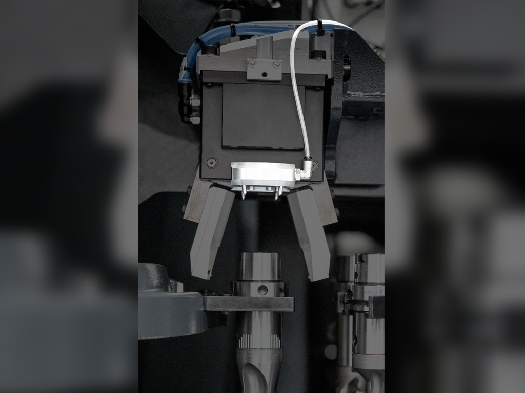 New: Taper blow-off function integrated with the tool magazine