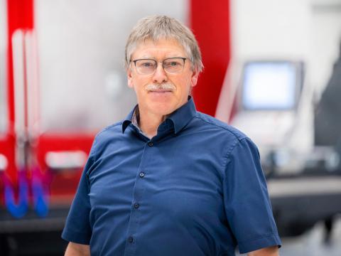 Ausbilder Alfons Imholt, hält seinem Arbeitgeber, der HEDELIUS Maschinenfabrik, seit 40 Jahren die Treue. Seit 20 Jahren ist er im Prüfungsausschuss für Zerspanungsmechaniker tätig.